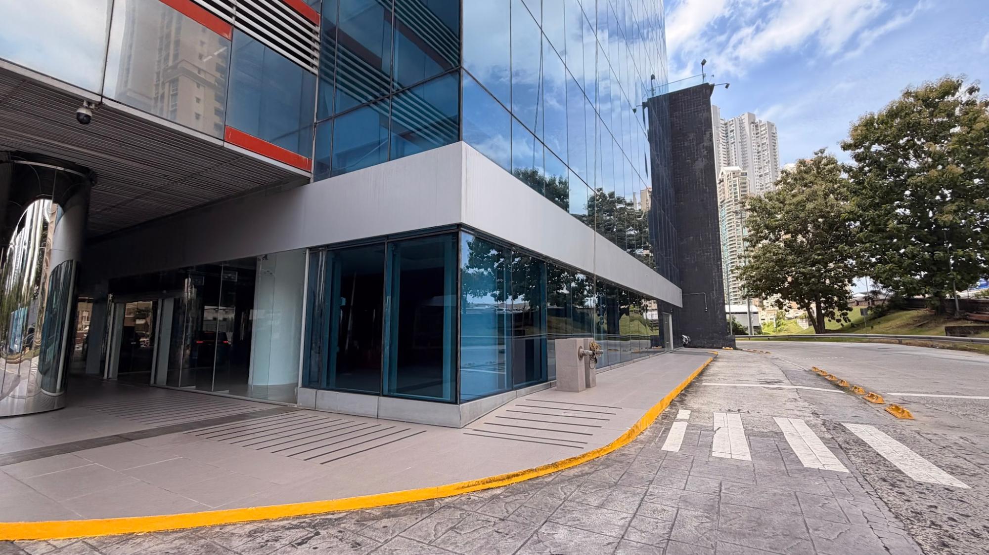 Local comercial en venta o alquiler en Punta Pacífica