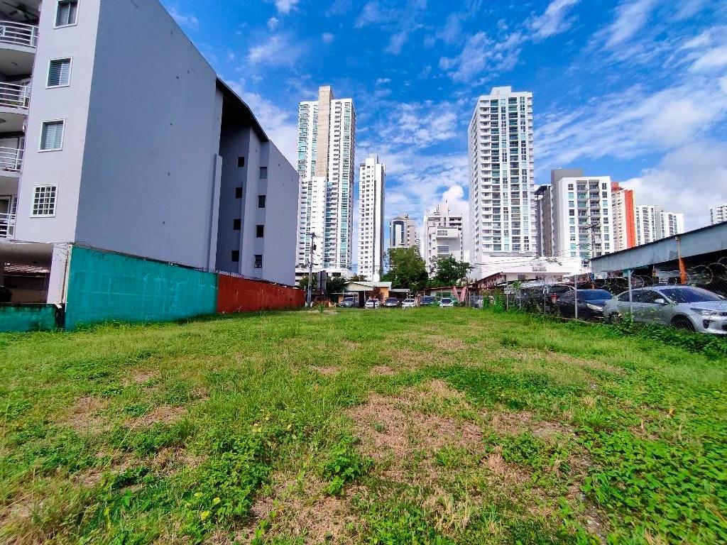 Terreno en venta en Parque Lefevre